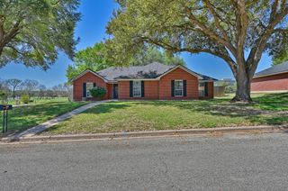 2401 Oakwood Drive, Brenham, TX 77833