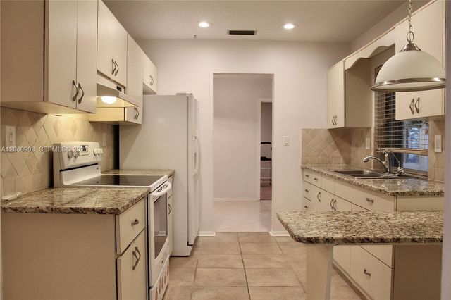6810 NW 70th St, Tamarac, FL 33321