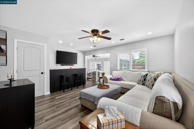 1675 Garnet Ln, Concord, CA 94519