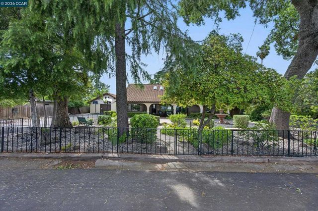 1675 Garnet Ln, Concord, CA 94519