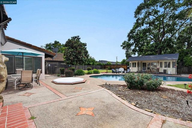 1675 Garnet Ln, Concord, CA 94519