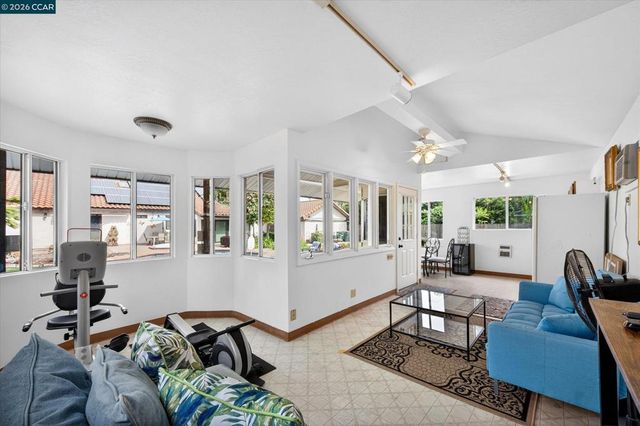 1675 Garnet Ln, Concord, CA 94519