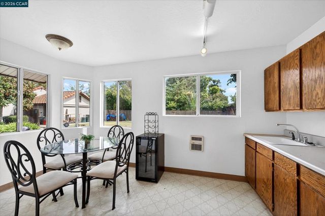1675 Garnet Ln, Concord, CA 94519