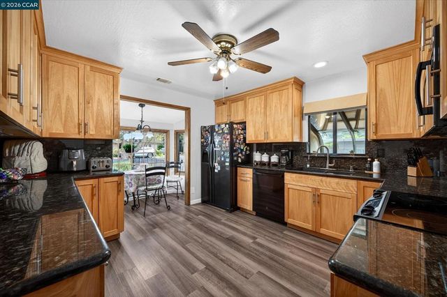 1675 Garnet Ln, Concord, CA 94519