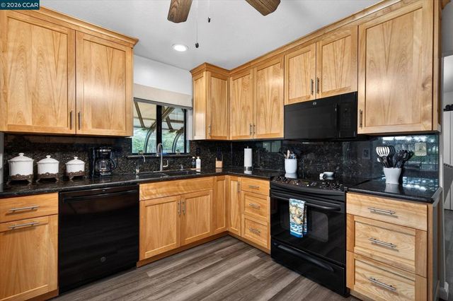 1675 Garnet Ln, Concord, CA 94519