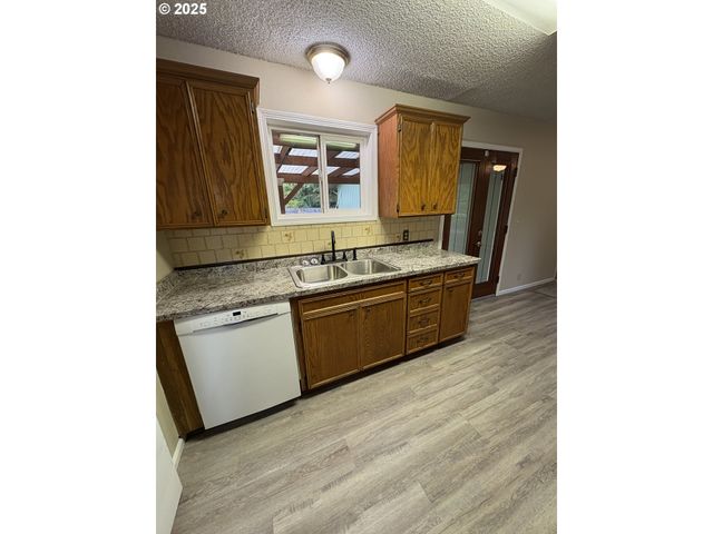 300 FEDERAL Ln, Eugene, OR 97404