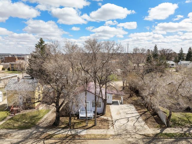711 5th St SW, Minot, ND 58701