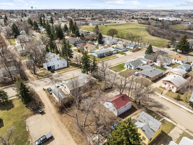 711 5th St SW, Minot, ND 58701