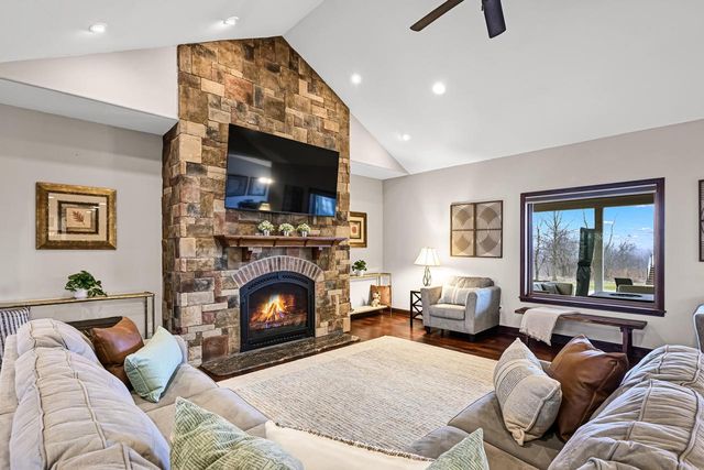 4722 Oakwood ROAD, Franklin, WI 53132