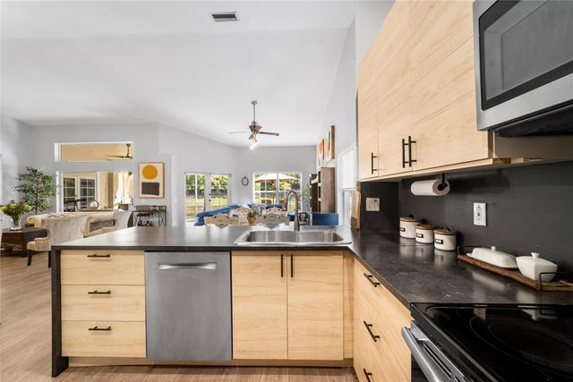 1156 Cedar Falls Dr, Weston, FL 33327