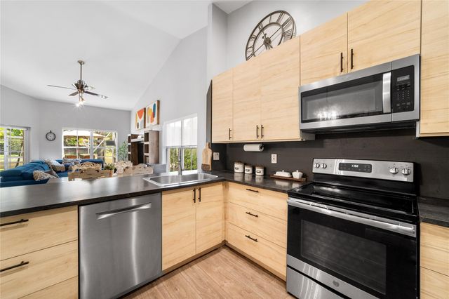 1156 Cedar Falls Dr, Weston, FL 33327