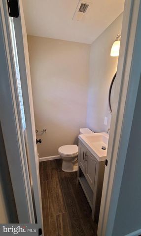 7 CEDAR DR, Sterling, VA 20164