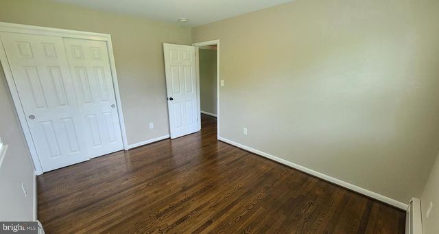 7 CEDAR DR, Sterling, VA 20164