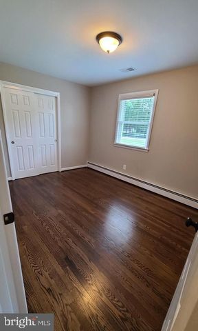 7 CEDAR DR, Sterling, VA 20164