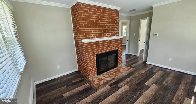 7 CEDAR DR, Sterling, VA 20164