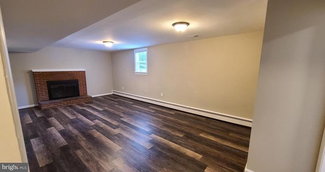 7 CEDAR DR, Sterling, VA 20164