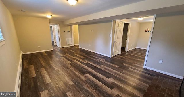 7 CEDAR DR, Sterling, VA 20164