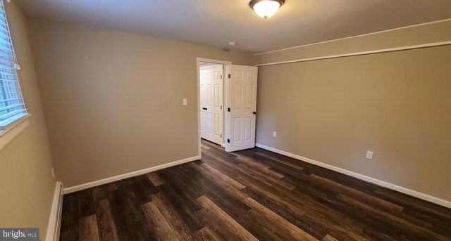 7 CEDAR DR, Sterling, VA 20164