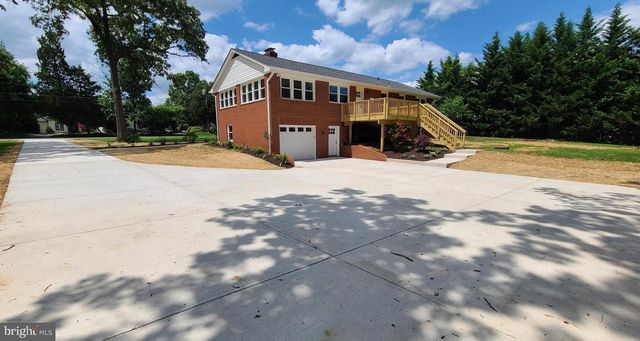 7 CEDAR DR, Sterling, VA 20164