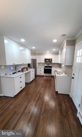 7 CEDAR DR, Sterling, VA 20164