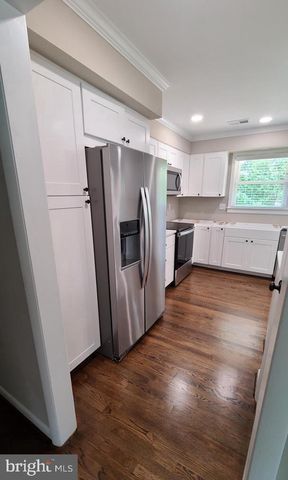 7 CEDAR DR, Sterling, VA 20164