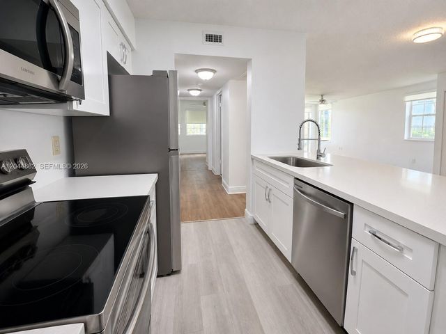 2890 N Oakland Forest Drive 102, Oakland Park, FL 33309