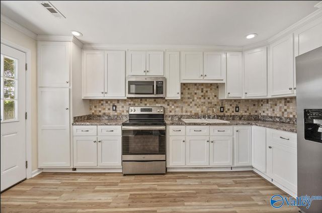 1703 Buena Vista Circle SE, Decatur, AL 35601