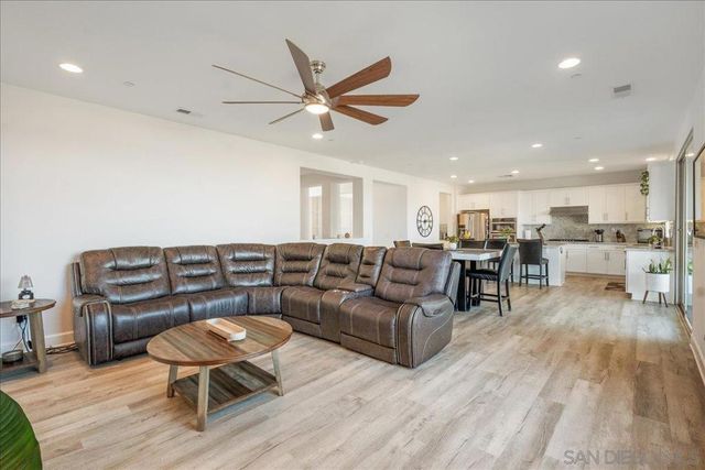 1517 Leonis Pl, Vista, CA 92083