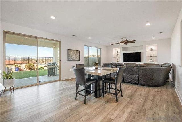 1517 Leonis Pl, Vista, CA 92083