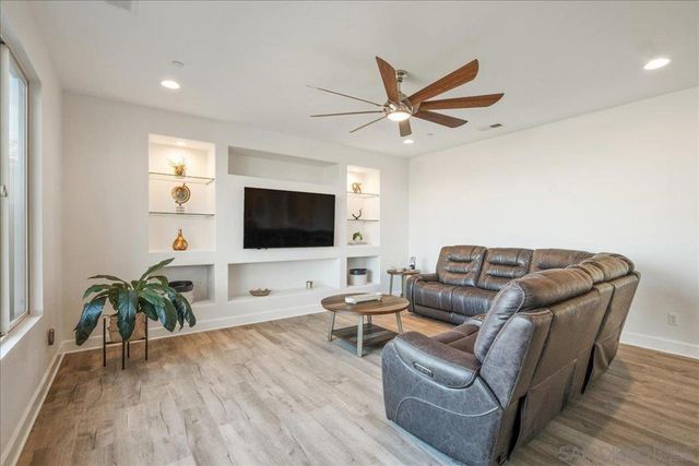 1517 Leonis Pl, Vista, CA 92083