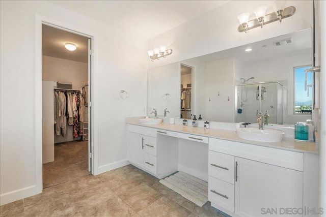 1517 Leonis Pl, Vista, CA 92083