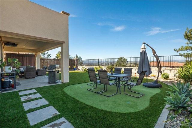 1517 Leonis Pl, Vista, CA 92083