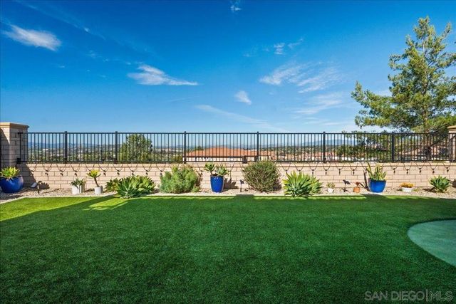 1517 Leonis Pl, Vista, CA 92083