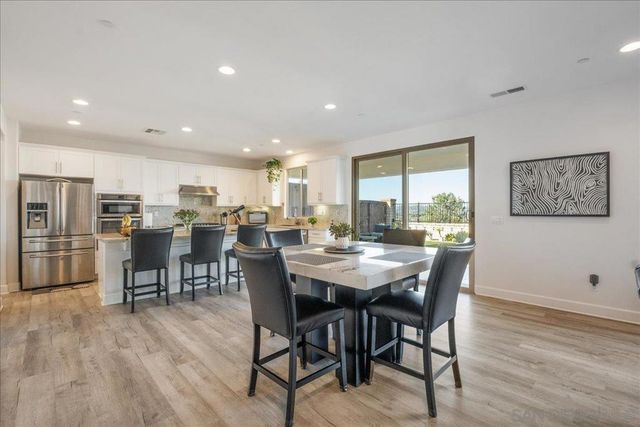 1517 Leonis Pl, Vista, CA 92083