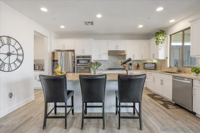 1517 Leonis Pl, Vista, CA 92083