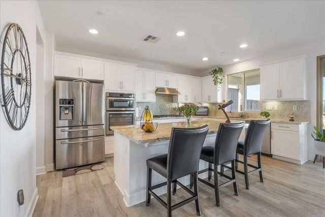 1517 Leonis Pl, Vista, CA 92083
