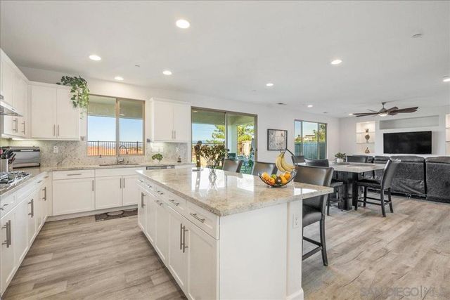 1517 Leonis Pl, Vista, CA 92083