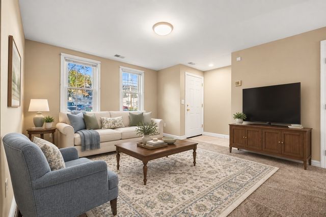 52 Warren St 8, Peabody, MA 01960