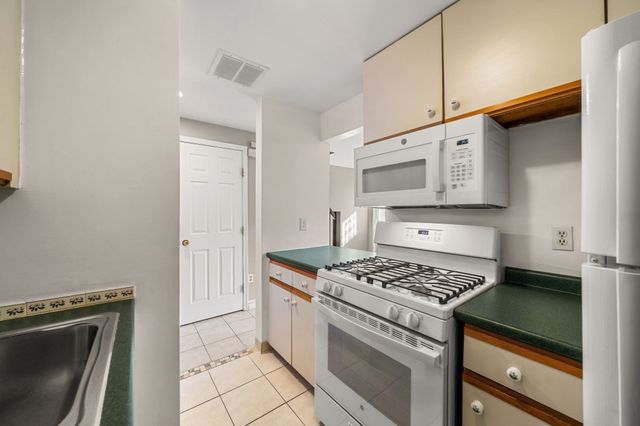 52 Warren St 8, Peabody, MA 01960