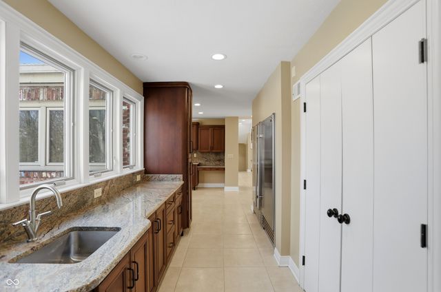 8602 Frontgate Lane, Indianapolis, IN 46256