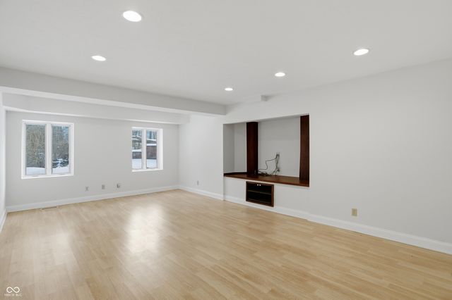 8602 Frontgate Lane, Indianapolis, IN 46256