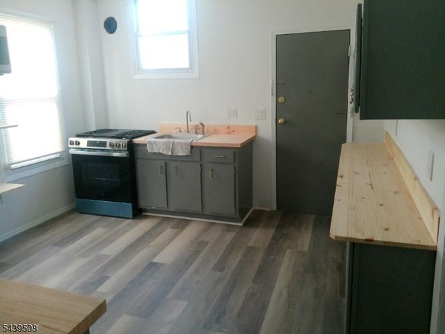 523 Franklin St, Elizabeth City, NJ 07206