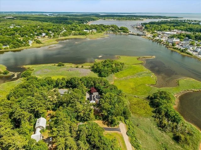66 Mayflower Ridge Dr, Wareham, MA 02571