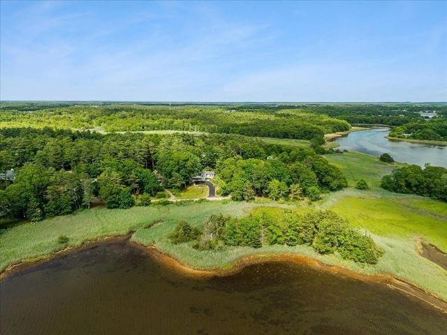 66 Mayflower Ridge Dr, Wareham, MA 02571