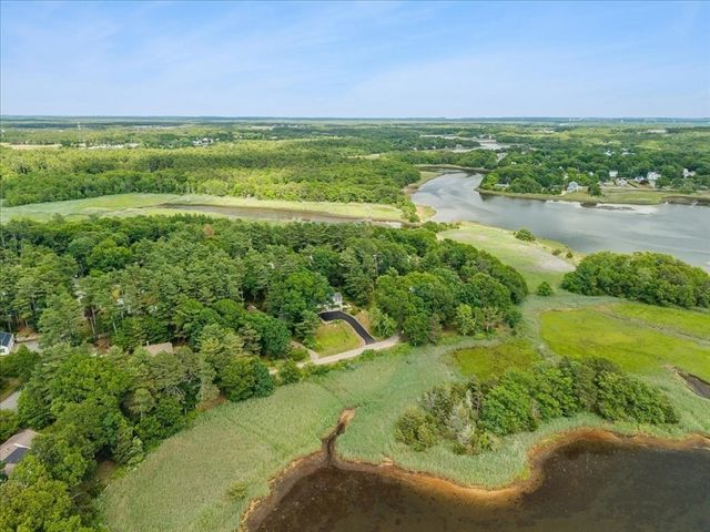 66 Mayflower Ridge Dr, Wareham, MA 02571