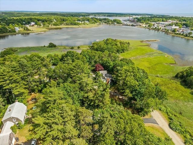 66 Mayflower Ridge Dr, Wareham, MA 02571
