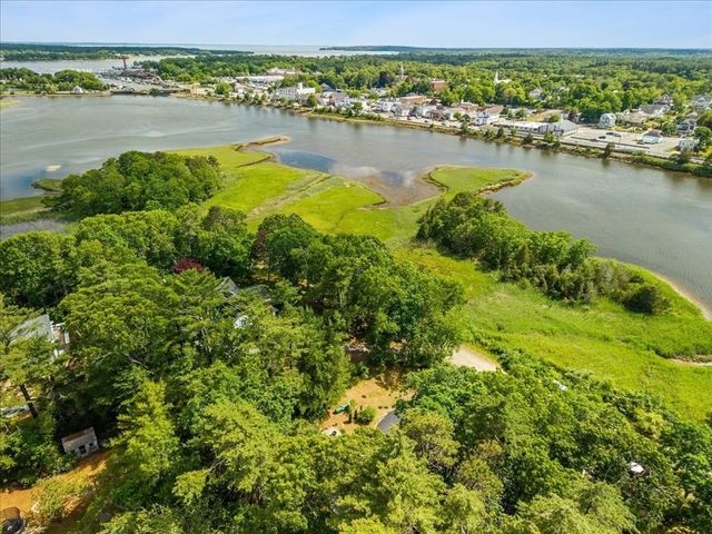 66 Mayflower Ridge Dr, Wareham, MA 02571