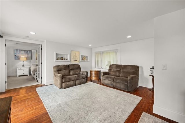 66 Mayflower Ridge Dr, Wareham, MA 02571