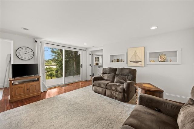 66 Mayflower Ridge Dr, Wareham, MA 02571