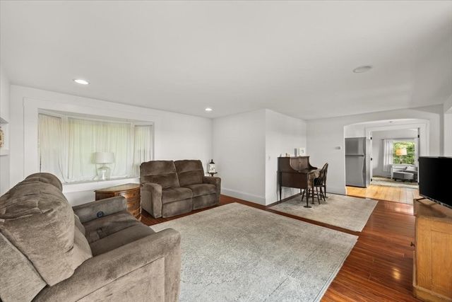 66 Mayflower Ridge Dr, Wareham, MA 02571